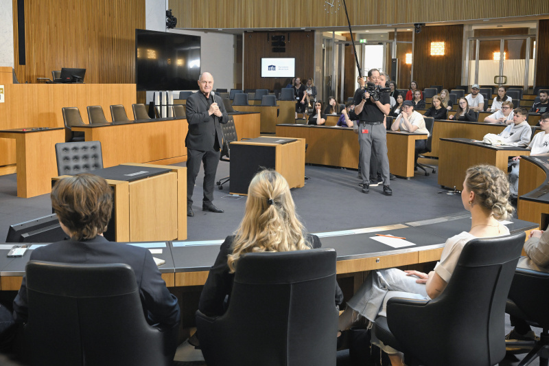 Begrüßung. Nationalratspräsident Wolfgang Sobotka (ÖVP). Blick Richtung Veranstaltungsteilnehmer:innen