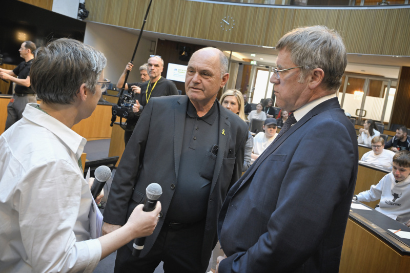 Begrüßung. Von links: Moderatorin Karoline Iber, Nationalratspräsident Wolfgang Sobotka (ÖVP), Leopold Lugmayr