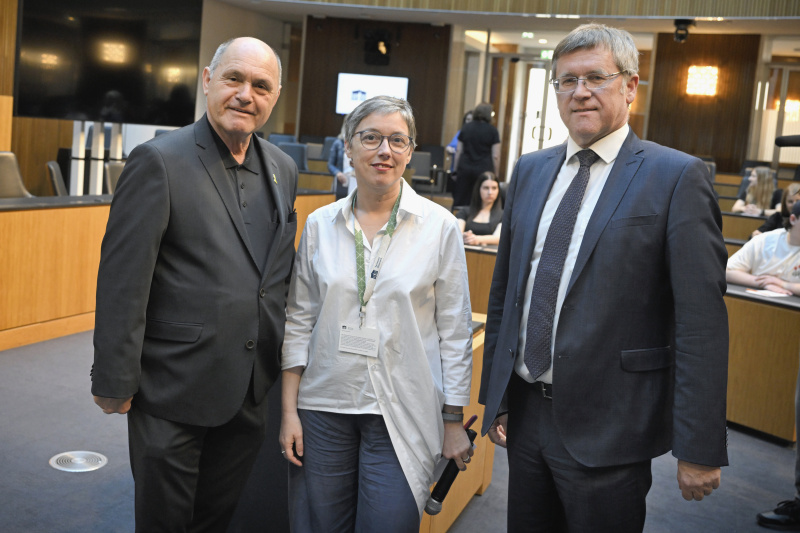 Begrüßung. Von links: Nationalratspräsident Wolfgang Sobotka (ÖVP), Moderatorin Karoline Iber, Abteilungsleiter der Demokratiebildung Leopold Lugmayr