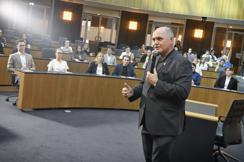 Begrüßung. Nationalratspräsident Wolfgang Sobotka (ÖVP). Blick Richtung Veranstaltungsteilnehmer:innen