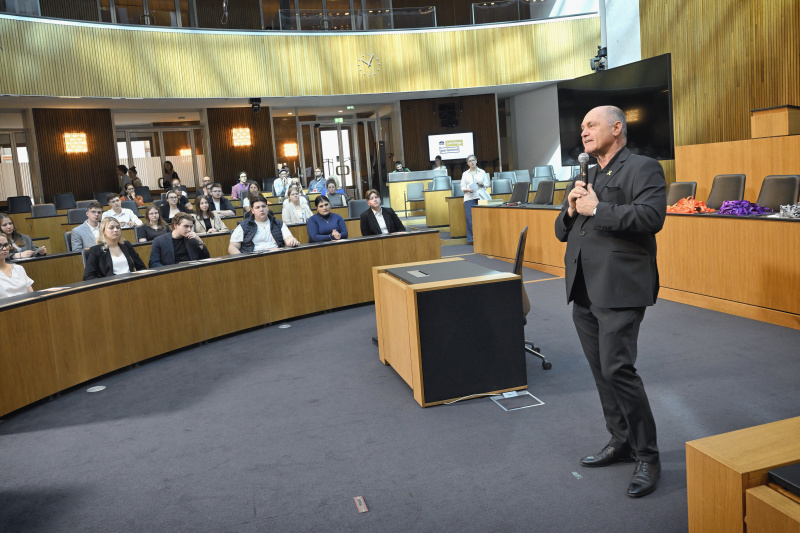 Begrüßung. Nationalratspräsident Wolfgang Sobotka (ÖVP). Blick Richtung Veranstaltungsteilnehmer:innen