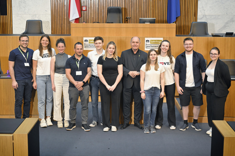 Gruppenfoto. Nationalratspräsident Wolfgang Sobotka (ÖVP) mit Veranstaltungsteilnehmer:innen