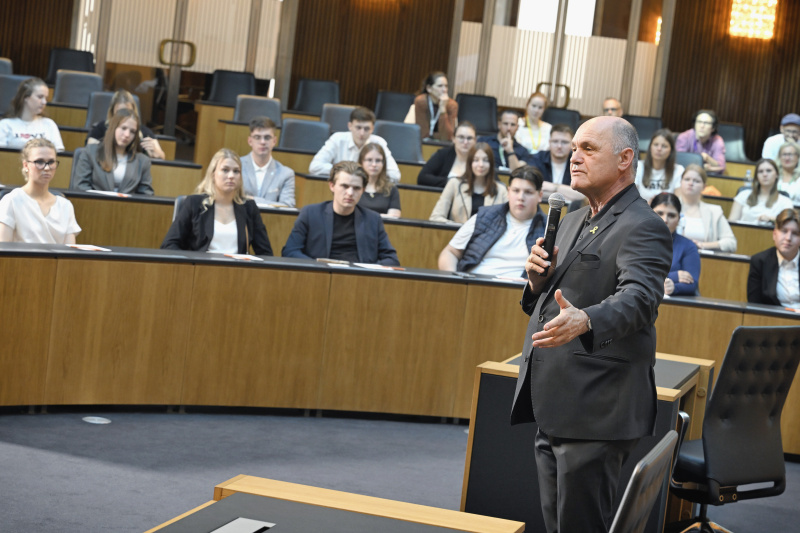 Begrüßung. Nationalratspräsident Wolfgang Sobotka (ÖVP). Blick Richtung Veranstaltungsteilnehmer:innen