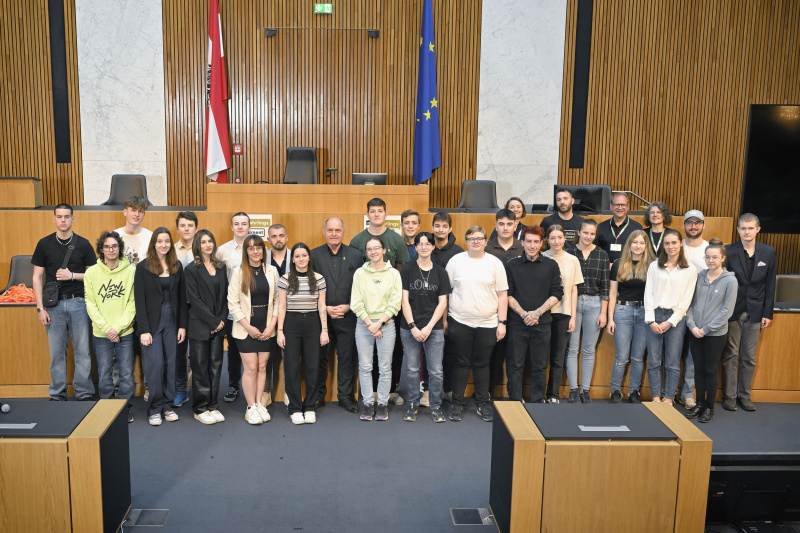 Gruppenfoto. Nationalratspräsident Wolfgang Sobotka (ÖVP) mit Veranstaltungsteilnehmer:innen