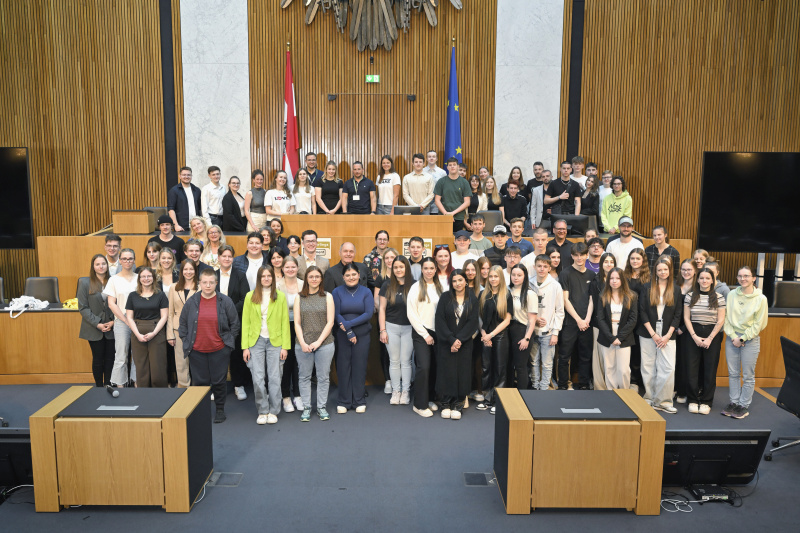 Gruppenfoto. Nationalratspräsident Wolfgang Sobotka (ÖVP) mit Veranstaltungsteilnehmer:innen