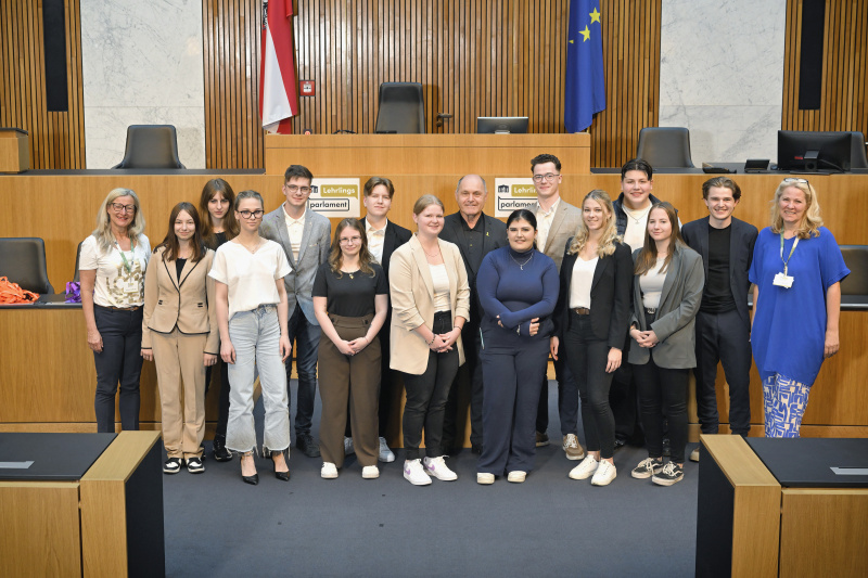 Gruppenfoto. Nationalratspräsident Wolfgang Sobotka (ÖVP) mit Veranstaltungsteilnehmer:innen