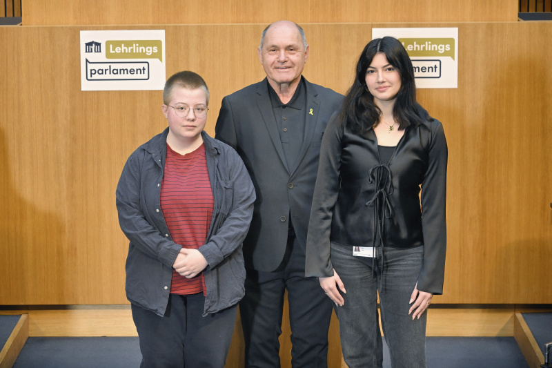 Gruppenfoto. Nationalratspräsident Wolfgang Sobotka (ÖVP) mit Veranstaltungsteilnehmer:innen