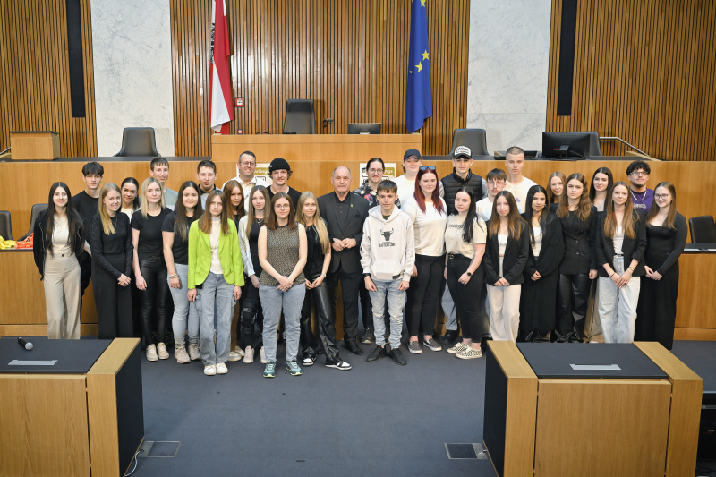 Gruppenfoto. Nationalratspräsident Wolfgang Sobotka (ÖVP) mit Veranstaltungsteilnehmer:innen