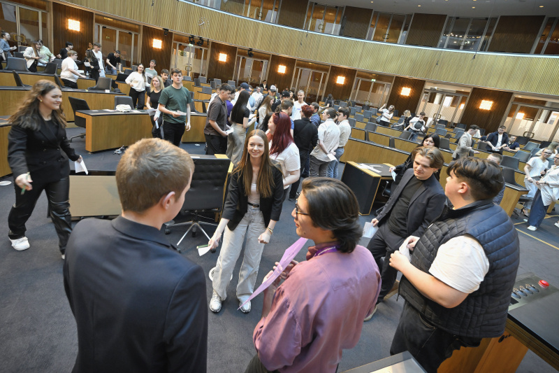 Blick Richtung Veranstaltungsteilnehmer:innen
