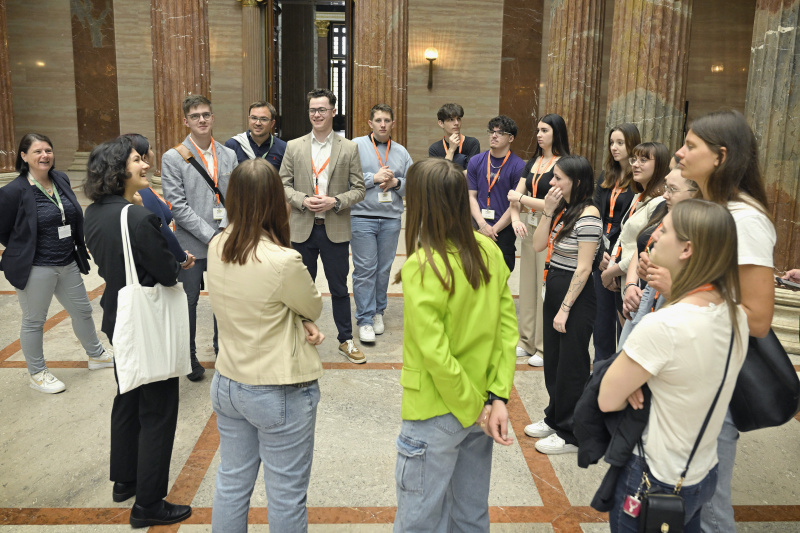 Blick Richtung Veranstaltungsteilnehmer:innen