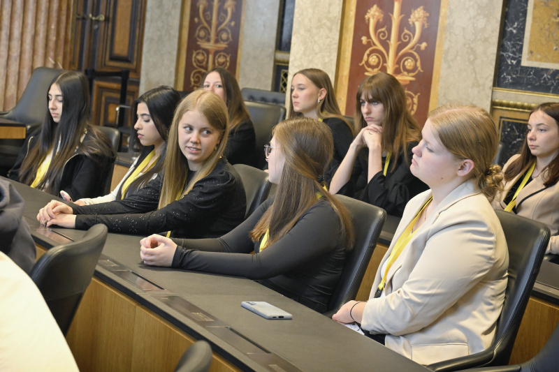 Blick Richtung Veranstaltungsteilnehmer:innen