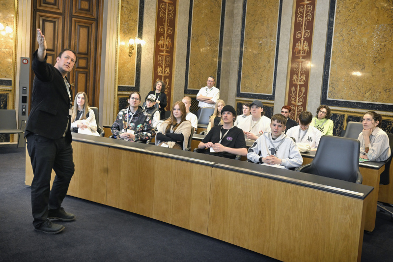 Blick Richtung Veranstaltungsteilnehmer:innen