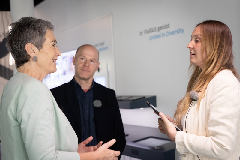 Von links: Vizepräsidentin a.D. des Europäischen Parlaments Ulrike Lunacek, Generalsekretär Österreichische Gesellschaft für Europapolitik (ÖGfE) Paul Schmidt, Host Tatjana Lukáš