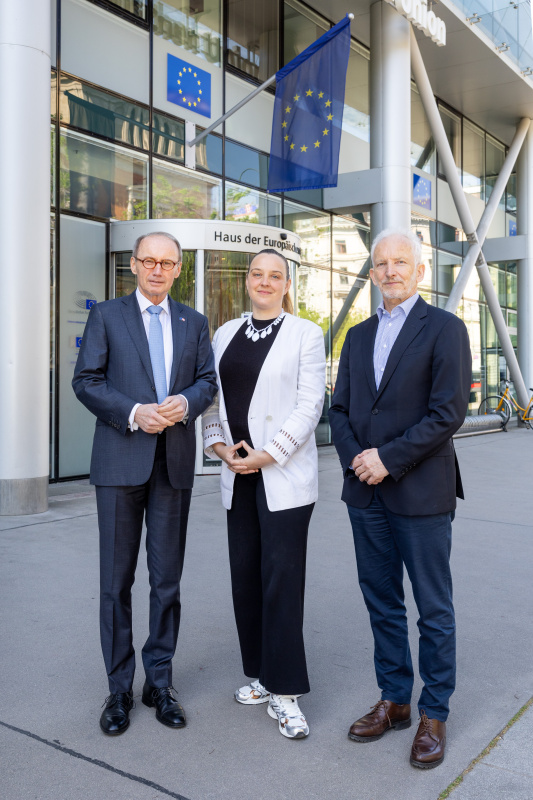 Gruppenbild vor dem Haus der Europäischen Union. Von links: Erster Vizepräsidente des Europäischen Parlaments Othmar Karas, Podcast-Host Tatjana Lukáš, Stefan Lehne - Carnegie Europe - Carnegie Endowment for International Peace
