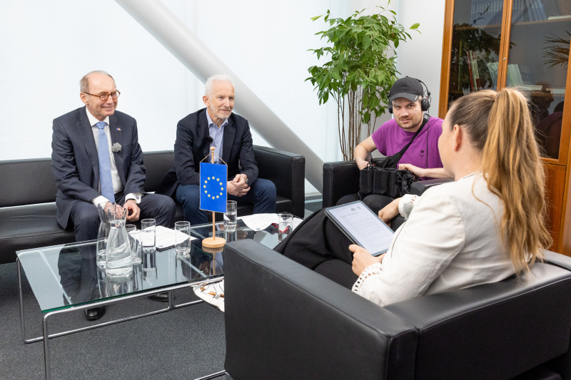 Von links: Erster Vizepräsidente des Europäischen Parlaments Othmar Karas, Stefan Lehne - Carnegie Europe - Carnegie Endowment for International Peace, Tontechniker, Podcast-Host Tatjana Lukáš