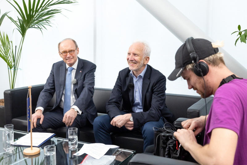 Von links: Erster Vizepräsidente des Europäischen Parlaments Othmar Karas, Stefan Lehne - Carnegie Europe - Carnegie Endowment for International Peace, Tontechniker