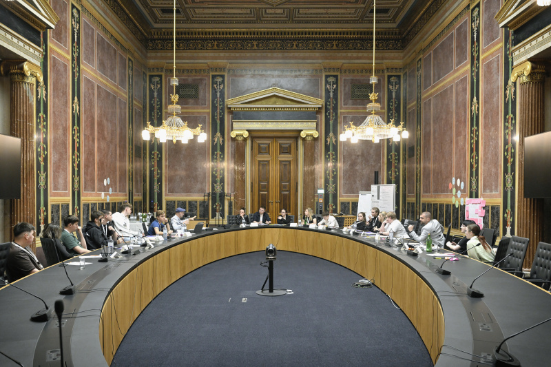 Blick Richtung Veranstaltungsteilnehmer:innen