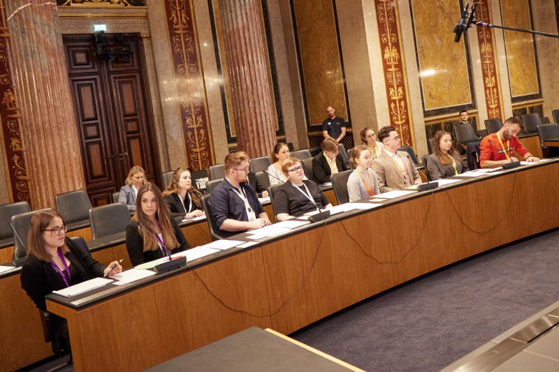 Simulation einer Ausschusssitzung