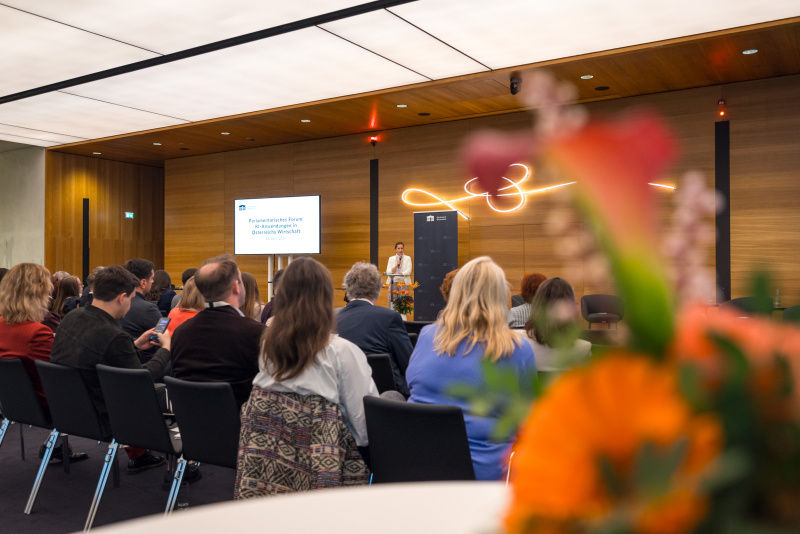 Keynote Präsentation. Geschäftsführerin thinkers.ai Isabell Claus