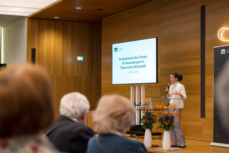 Keynote Präsentation. Geschäftsführerin thinkers.ai Isabell Claus