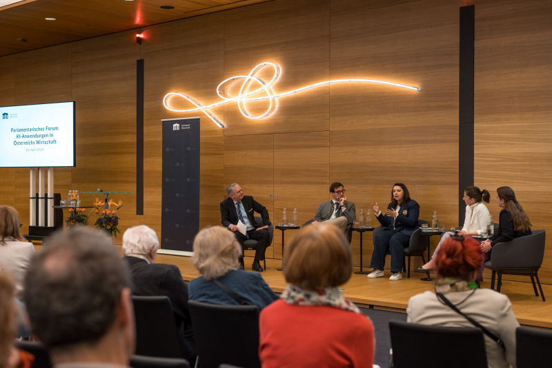 Podiumsdiskussion. Von Links: Moderator Günther Mayr – ORF Wissenschaft, KI Stratege, Gründer AI Strategy Institute, Dozent für "AI for Innovation and Entrepreneurship" an der Technischen Universität München Tristan Post, Head of Government Affairs & Public Policy Ludmila Georgieva – Google Austria