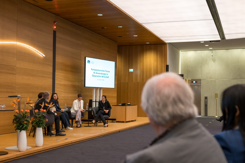 Podiumsdiskussion. Von Links: Head of Government Affairs & Public Policy Ludmila Georgieva – Google Austria, Isabell Claus Geschäftsführerin thinkers.ai, KI-Expertin, Rechtsanwältin und Partnerin go_legalattorneys at law, Gründerin der Act.AI.Now Initiative für KI Literacy Jeannette Gorzala