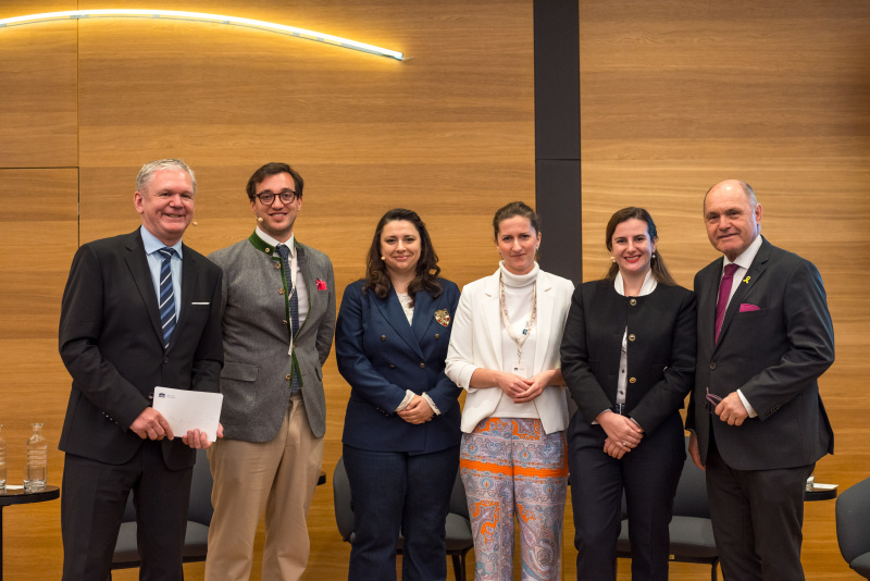 Gruppenfoto. Von rechts: Nationalratspräsident Wolfgang Sobotka (ÖVP), KI-Expertin, Rechtsanwältin und Partnerin go_legalattorneys at law, Gründerin der Act.AI.Now Initiative für KI Literacy Jeannette Gorzala, Geschäftsführerin Isabell Claus – thinkers.ai, Head of Government Affairs & Public Policy Ludmila Georgieva – Google Austria, KI Stratege, Gründer AI Strategy Institute, Dozent für "AI for Innovation and Entrepreneurship" an der Technischen Universität München Tristan Post, Moderator Günther Mayr – ORF Wissenschaft