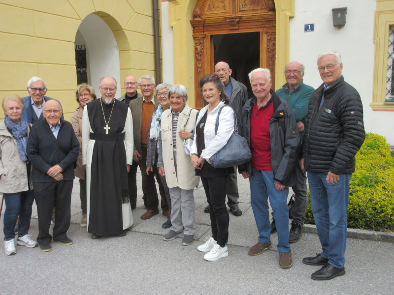 Eine Gruppe früherer Tiroler MandatarInnen machte sich dieser Tage zum Besuch des Zisterzienserstiftes Stams auf. Zuerst die herzliche, fröhliche Begrüßung durch Abt German Erd. „So stellt man sich Kirche vor“, meint einer der „Altmandatare“. Dann: Führung durch Kurator Prof. Gert Ammann durch die  Jubiläumsaus - stellung „Ewig im Gedächtnis“. Es ist wirklich ein höchst interessanter „Gang gegen die Zeit“. Nach Stiftskirche und Fürstengruft noch eine Einlage des Stams – Spezialisten Herwig van Staa: Das kulturell sehr eindrucksvolle „Gartenhaus“. „Stams ist ein Juwel“, resummiert Vereinigungsvorsitzender Eugen Sprenger. In Anspielung auf das Motto der Ausstellung meint er: „Es war ein Besuch, der auch uns immer im Gedächtnis bleiben wird“.