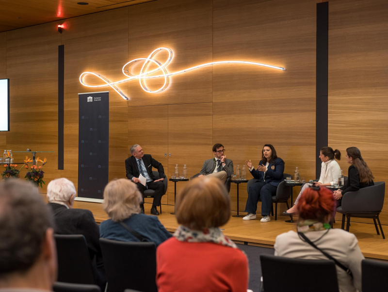 Podiumsdiskussion. Von Links: Moderator Günther Mayr – ORF Wissenschaft, KI Stratege, Gründer AI Strategy Institute, Dozent für \x22AI for Innovation and Entrepreneurship\x22 an der Technischen Universität München Tristan Post, Head of Government Affairs & Public Policy Ludmila Georgieva – Google Austria