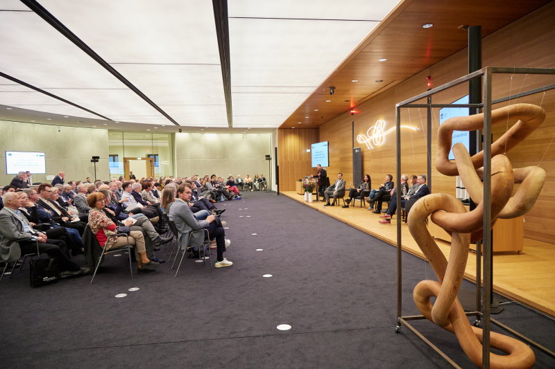 Vorstellung der Skulptur „Floating Chains“ durch Klemens Cerwenka Künstler