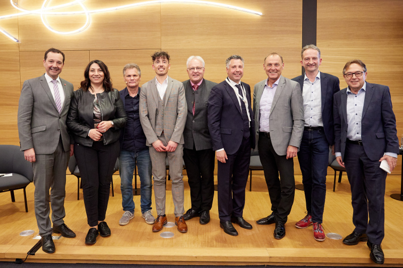 Von links: Nationalratsabgeordneter Gerald Loaker (NEOS), Nationalratsabgeordneter Gerald Loaker (NEOS), Journalist Wolfgang Mayr Journalist, Autor Marco Manfrini, Nationalratsabgeordneter Hermann Gahr (ÖVP), Autor und Präsident des Vereins Noiland Südtirol-Sudtirolo Harald Mair, Nationalratsabgeordneter Peter Wurm (FPÖ), Nationalratsabgeordneter Hermann Weratschnig (GRÜNE), Autor und ehemaliger Abgeordneter zum Südtiroler Landestag Oskar Peterlini