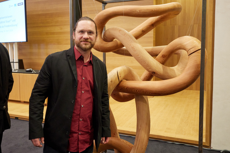 Vorstellung der Skulptur „Floating Chains“ durch den Künstler Klemens Cerwenka 