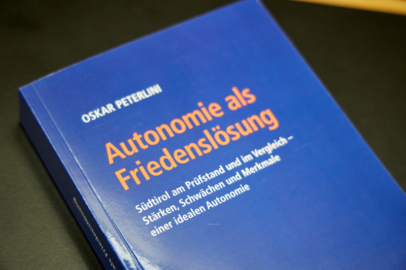 Buchpräsentationen: „Autonomie als Friedenslösung“