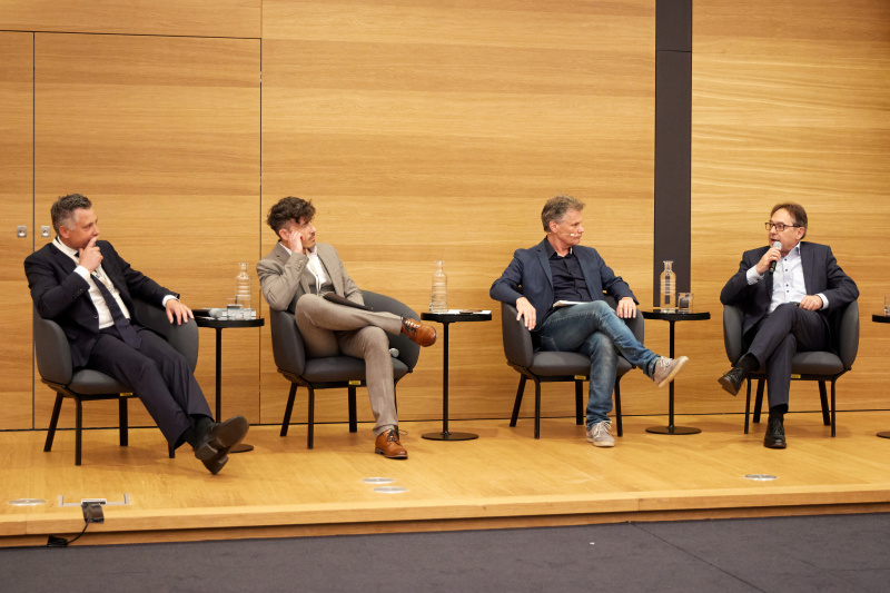 Von links: Autor und Präsident des Vereins Noiland Südtirol-Sudtirolo Harald Mair, Autor Marco Manfrini, Journalist Wolfgang Mayr, Autor und ehemaliger Abgeordneter zum Südtiroler Landestag Oskar Peterlini