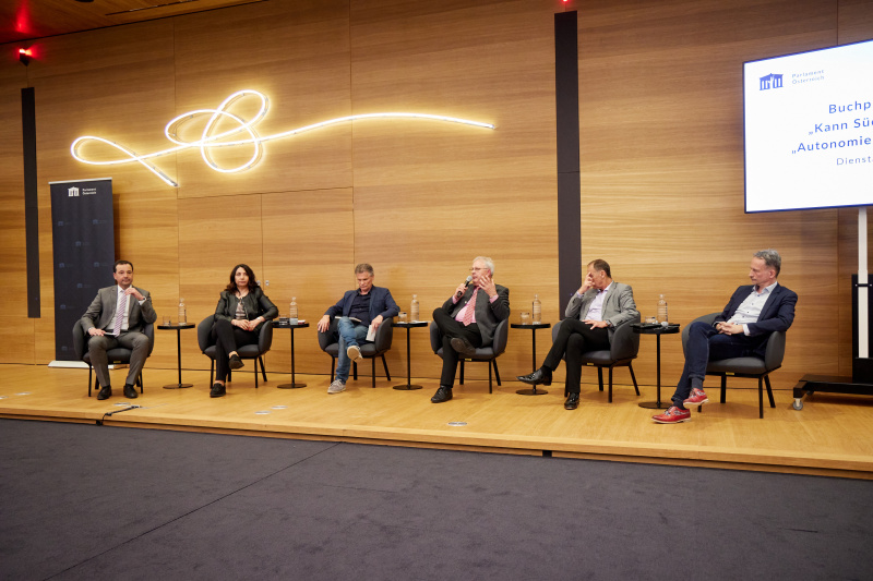 Moderiertes Gespräch mit Südtirol-Sprecher:innen der Fraktionen. Von links: Nationalratsabgeordneter Gerald Loaker (NEOS), Nationalratsabgeordnete Selma Yildirim (SPÖ), Journalist Wolfgang Mayr, Nationalratsabgeordneter Hermann Gahr (ÖVP), Nationalratsabgeordneter Peter Wurm (FPÖ), Nationalratsabgeordneter Hermann Weratschnig (GRÜNE)