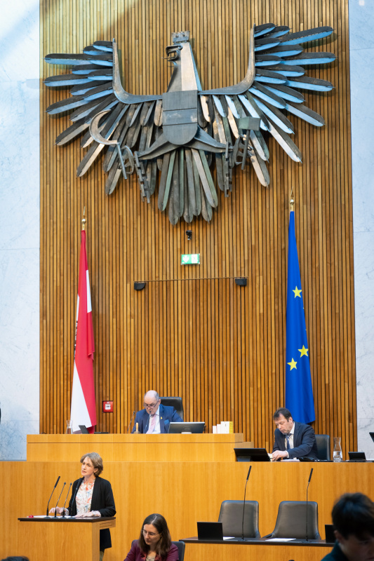 Am Redner:innenpult Nationalratsabgeordnete Stephanie Krisper (NEOS), Nationalratspräsident Wolfgang Sobotka (ÖVP) am Präsidium