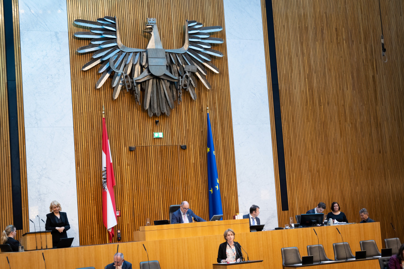 Am Redner:innenpult Nationalratsabgeordnete Stephanie Krisper (NEOS), Nationalratspräsident Wolfgang Sobotka (ÖVP) am Präsidium