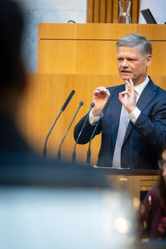 Am Redner:innenpult Nationalratsabgeordneter Andreas Hanger (ÖVP)