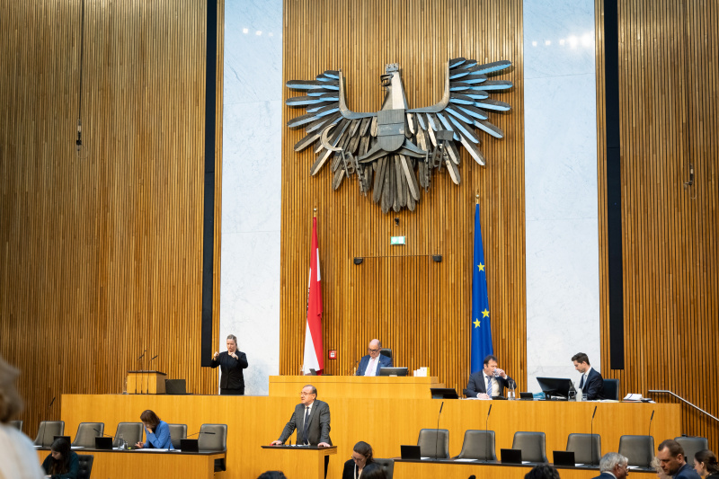 Am Redner:innenpult Nationalratsabgeordneter Johann Singer (ÖVP), Nationalratspräsident Wolfgang Sobotka (ÖVP) am Präsidium