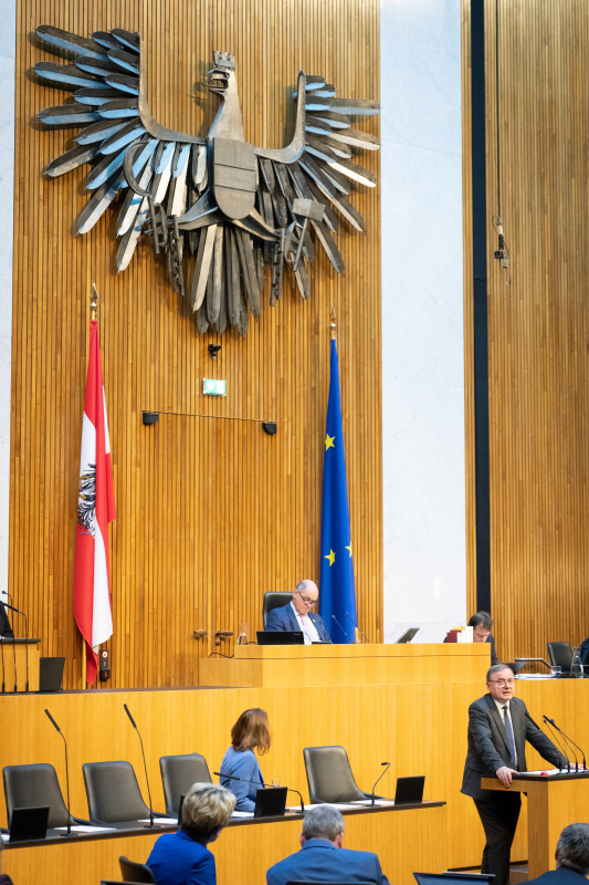 Am Redner:innenpult Nationalratsabgeordneter Johann Singer (ÖVP), Nationalratspräsident Wolfgang Sobotka (ÖVP) am Präsidium