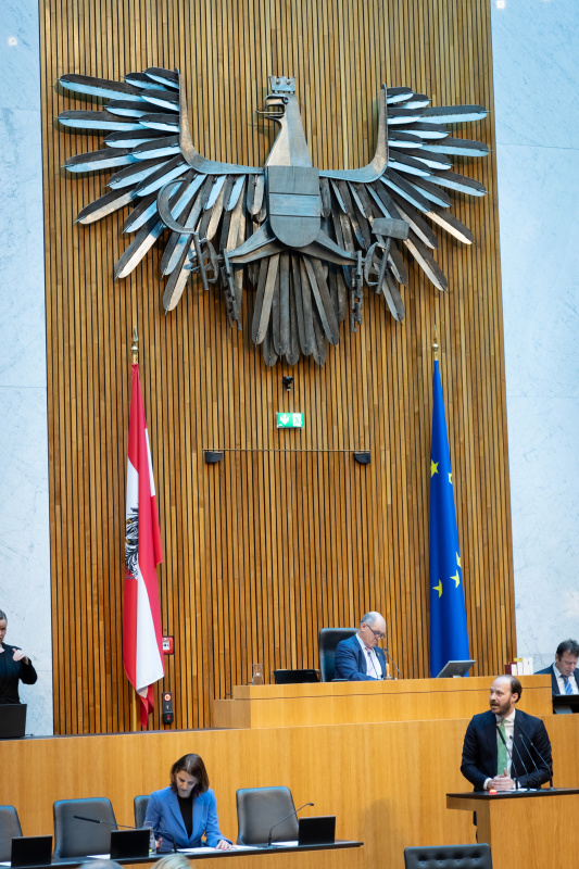 Am Redner:innenpult Nationalratsabgeordneter Nikolaus Scherak (NEOS), Nationalratspräsident Wolfgang Sobotka (ÖVP) am Präsidium, Bundesministerin Karoline Edtstadler (ÖVP) auf der Regierungsbank
