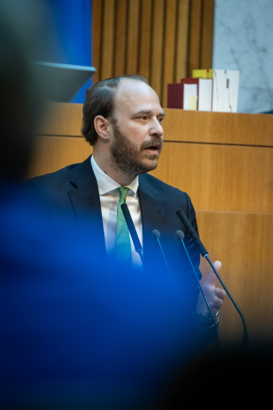 Am Redner:innenpult Nationalratsabgeordneter Nikolaus Scherak (NEOS)