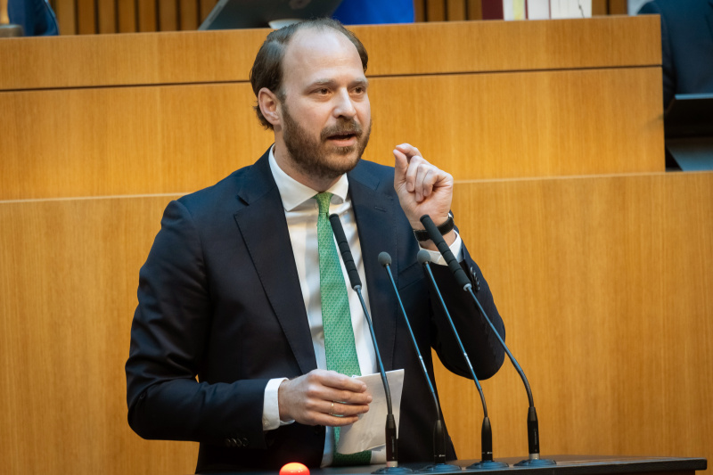 Am Redner:innenpult Nationalratsabgeordneter Nikolaus Scherak (NEOS)