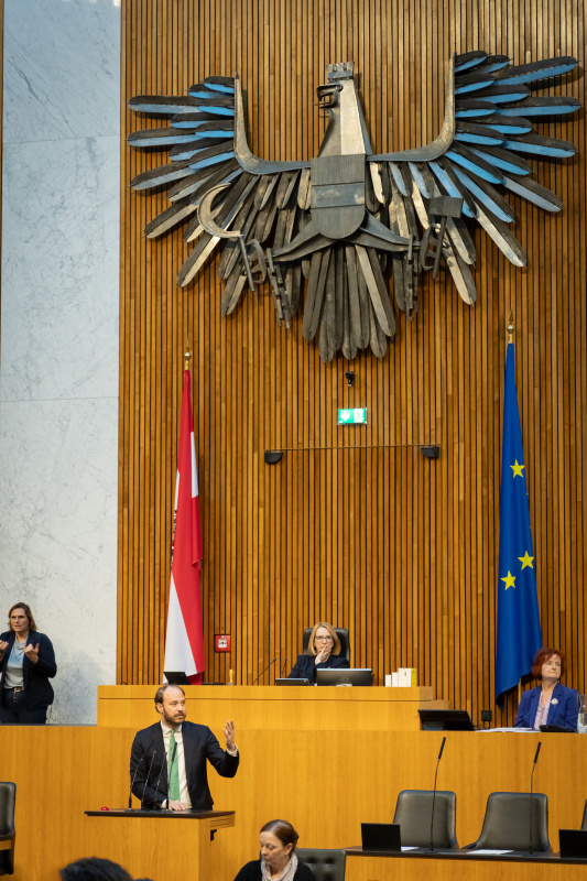 Am Redner:innenpult Nationalratsabgeordneter Nikolaus Scherak (NEOS), 2. Nationalratspräsidentin Doris Bures (SPÖ) am Präsidium