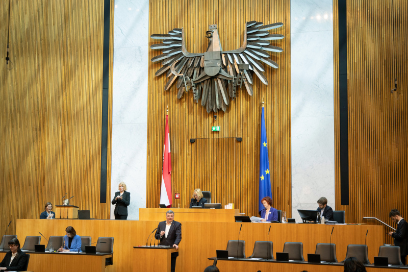 Am Redner:innenpult Nationalratsabgeordneter Jörg Leichtfried (SPÖ), Zweite Nationalratspräsidentin Doris Bures (SPÖ) am Präsidium am Präsidium, auf der Regierungsbank Europaministerin Karoline Edtstadler (ÖVP)