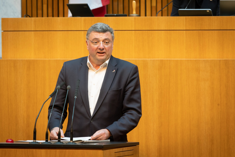 Am Redner:innenpult Nationalratsabgeordneter Jörg Leichtfried (SPÖ)