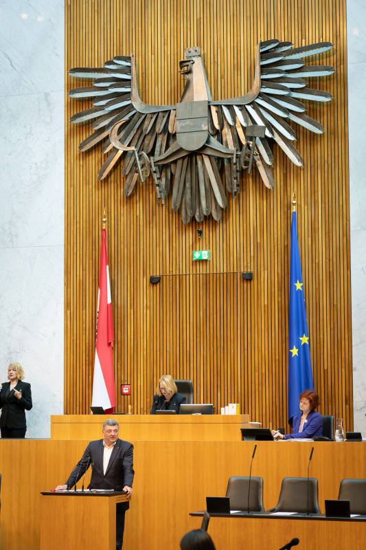Am Redner:innenpult Nationalratsabgeordneter Jörg Leichtfried (SPÖ), Zweite Nationalratspräsidentin Doris Bures (SPÖ) am Präsidium am Präsidium