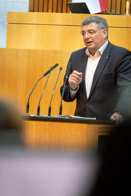 Am Redner:innenpult Nationalratsabgeordneter Jörg Leichtfried (SPÖ)