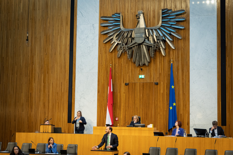 Am Redner:innenpult Nationalratsabgeordneter Nikolaus Scherak (NEOS), 2. Nationalratspräsidentin Doris Bures (SPÖ) am Präsidium, Bundesministerin Karoline Edtstadler (ÖVP) auf der Regierungsbank