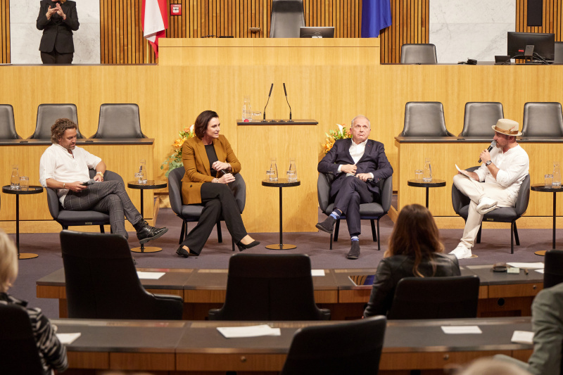Talk: Meilensteine im Zivildienst. Von links: Pascal Kitzmüller 2:tages:bart, Bundesministerin a.D. Elisabeth Köstinger, Bundesminister a.D. Ernst Strasser, Karl Weixelbaumer 2:tages:bart